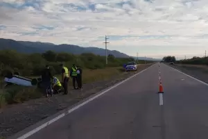 Un hombre termin herido tras perder el control de su auto y volcar en Capayn