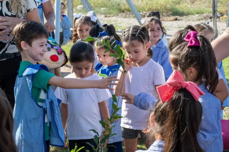 ninos y docentes plantaron arboles en el dia de la tierra4