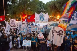 Evalan ofrecer un aumento salarial a los gremios para desactivar la marcha universitaria