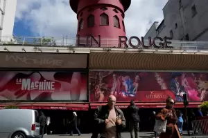 Se derrumbaron las aspas del molino del emblemtico cabaret Moulin Rouge