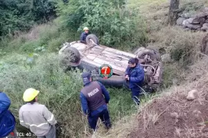 Impactante vuelco en el ingreso a Alijiln