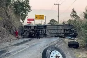 Tragedia en Mxico: vuelca camin con peregrinos y hay 14 muertos y 31 heridos