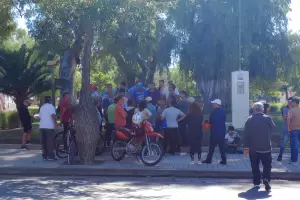 Autoconvocados policiales se manifiestan en Casa de Gobierno