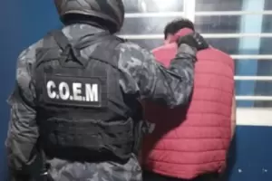 Aprehenden a dos personas y secuestran un arma blanca en el Norte de la Capital