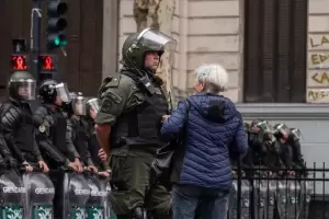 Manifestantes y la Polica se enfrentan en la marcha por el Da del Trabajador