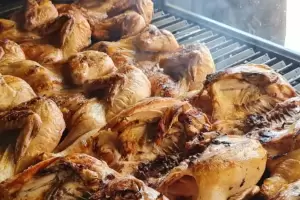 El truco de los chefs para que el pollo a la parrilla quede dorado y jugoso, sin usar limn ni vinagre