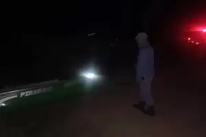 Se le cay� una jarra de vino al r�o, se tir� para buscarlo y muri� ahogado