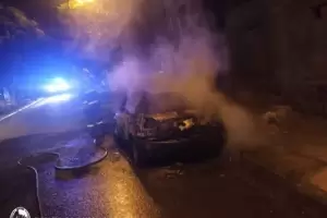 Voraz incendio de un automvil en la Capital