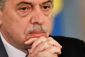 Alberto Fernndez complicado por los chats de su ex secretaria