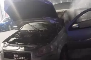 Se incendi un automvil en la Capital