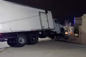 Impactante: camin perdi el control y termin contra el frente del Palacio Municipal