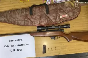 En La Paz policas secuestran un rifle y cartuchos