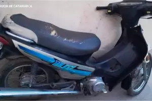 Polic�as aprehenden a una persona y recuperan una motocicleta sustra�da