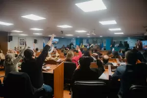 Media sancin a la Ley de Emergencia Econmica, pese a las crticas de la oposicin