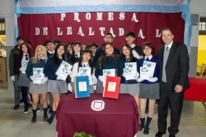 Alumnos de primaria y de secundaria prometieron lealtad a la Constituci�n Nacional y Provincial