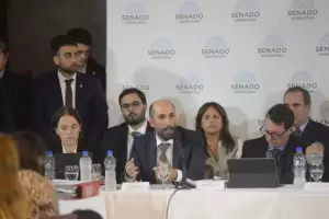 El Gobierno accedi a cambiar la Ley Bases y el paquete fiscal y prepara una cumbre con la oposicin dialoguista