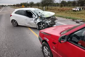 Grave siniestro: chocaron a una camioneta de la Polica y hay tres heridos