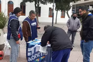 La CTA junta firmas contra el DNU de Milei y los despidos