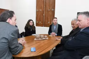 Mera se reuni con representantes de la embajada de EE. UU