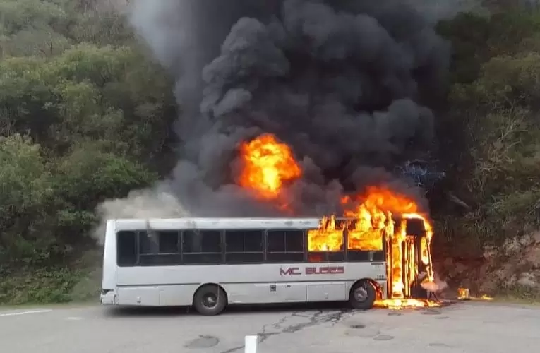 Se incendia un colectivo en La Cuesta del Portezuelo