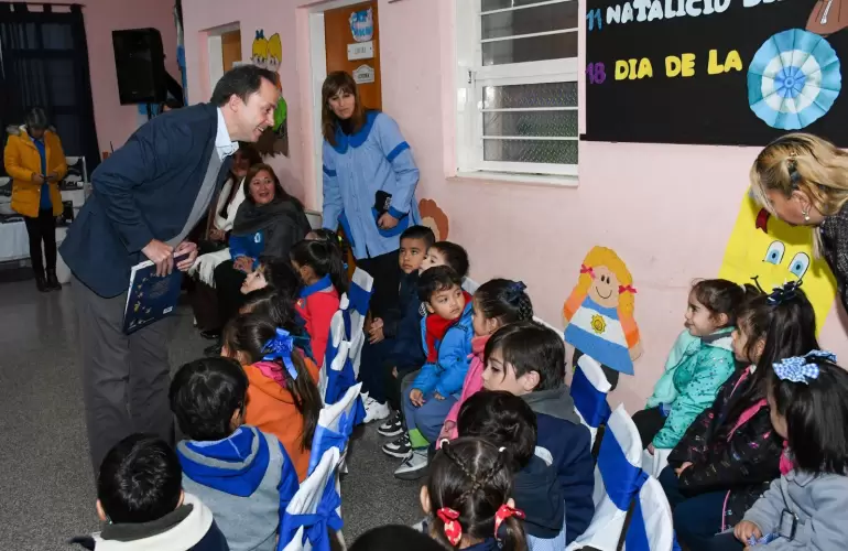 el ministro mera entrego libros a alumnos del jin n14 de san antonio5