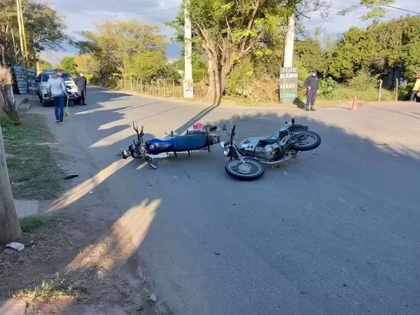 Motociclistas heridos en siniestro vial
