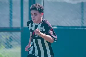 Tiene 14 aos y se convirti en el jugador ms joven en debutar en el ftbol profesional argentino