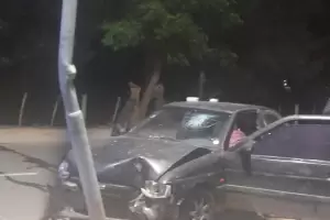 Conductor se descompens mientras manejaba y choc contra un poste