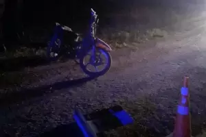 Un motociclista muri en el acto tras chocar con un cartel en el interior provincial