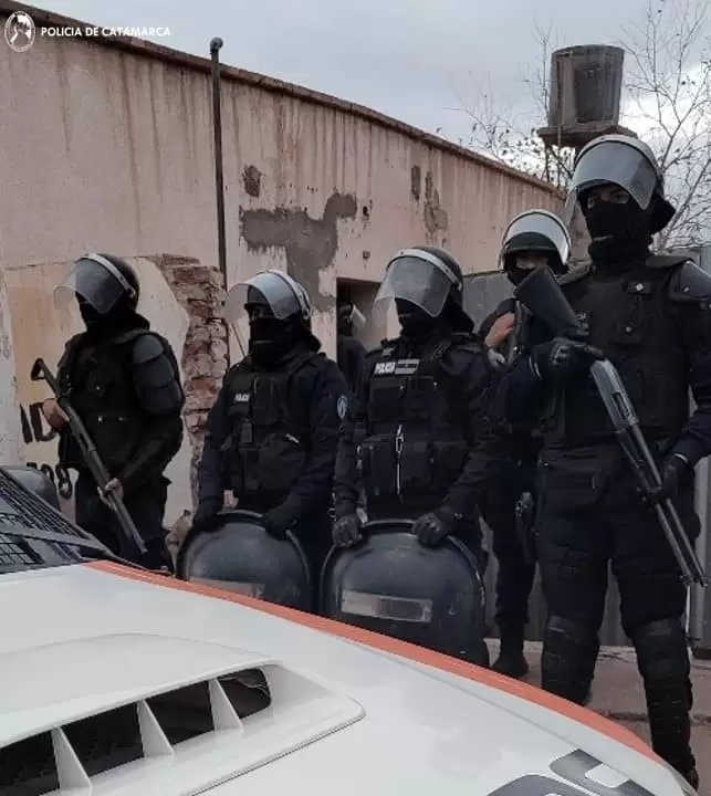 En Tinogasta policas detienen a dos hombres, secuestran droga y un automvil
