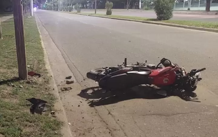 Violento choque contra un poste en Avenida Los Legisladores