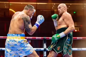 Oleksandr Usyk le gan� a Tyson Fury en una pelea de titanes y es campe�n absoluto