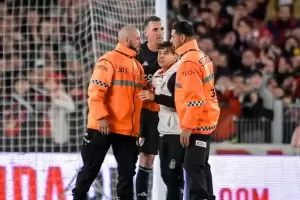 Sancionaron al hincha de River que entr a la cancha para darle un regalo a Armani