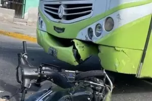 Chocaron una moto y un colectivo en la Capital