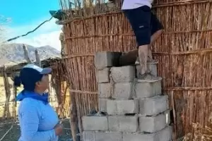 Solidaridad: Le llev reflectores a una mujer que vive sola en la montaa