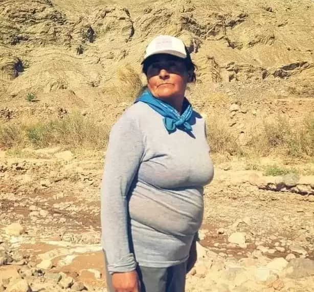 Solidaridad: Le llev reflectores a una mujer que vive sola en la montaa