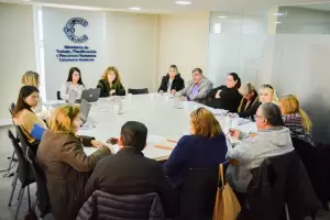 La Provincia ofreci a los gremios docentes un 25% de aumento ms bono de $30 mil