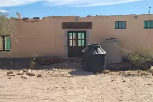 Alumnos en Medanitos reciben clases en un oratorio y saln con ventanas sin vidrio