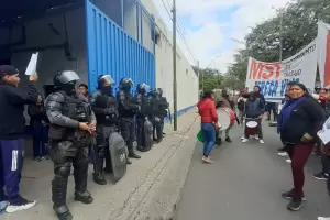 Crisis en Textilcom: los trabajadores resisten el cierre y el Gobierno promete reactivar la planta a corto plazo"