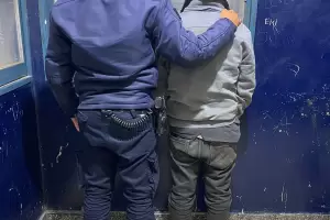 Un hombre fue aprehendido por intentar vender una reja robada