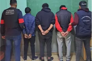 Policas arrestaron a tres personas y secuestraron celulares vinculados a estafas