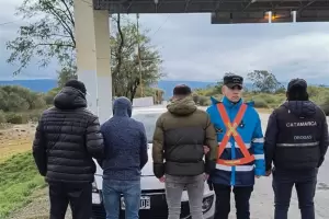 Intenso operativo en un puesto caminero: aprehendieron a jvenes y secuestraron elementos vinculados a un robo