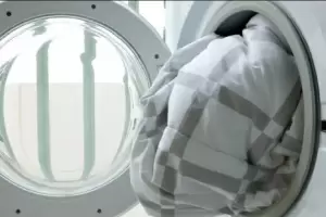 Por qu recomiendan poner sal antes de lavar la ropa?