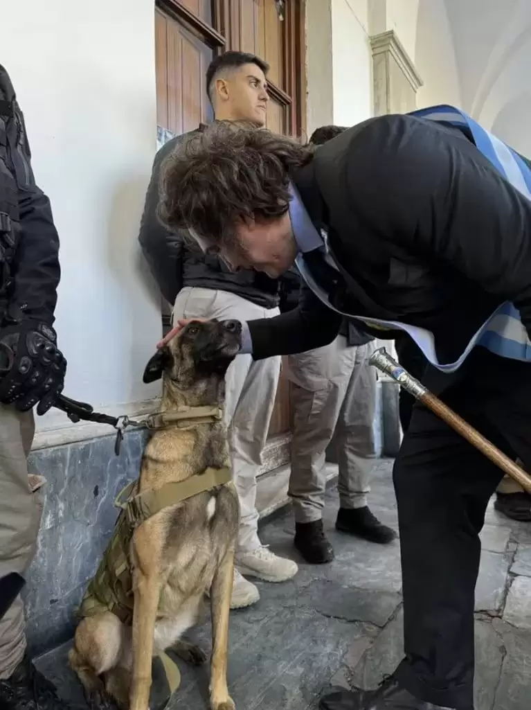 El simptico encuentro entre Milei y un perro de la Polica Federal. (Foto: X/TommyShelby_30)