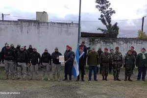 Excombatientes de Malvinas donaron una bandera argentina a efectivos policiales