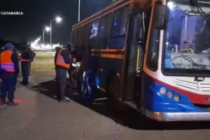 Secuestran colectivo en La Paz y detienen a un hombre requerido por la justicia