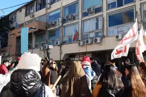 Trabajadores de Textilcom presionan por soluciones frente a la Legislatura