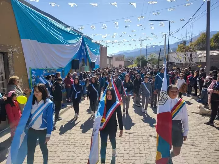 Emotivo festejo de los alumnos por la autonoma de Mutiquin
