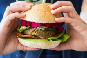 C�mo hacer hamburguesas de porotos negros: la mejor alternativa a las tradicionales de carne