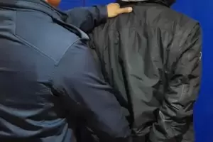 Detienen a un sujeto tras causar desorden en un colectivo